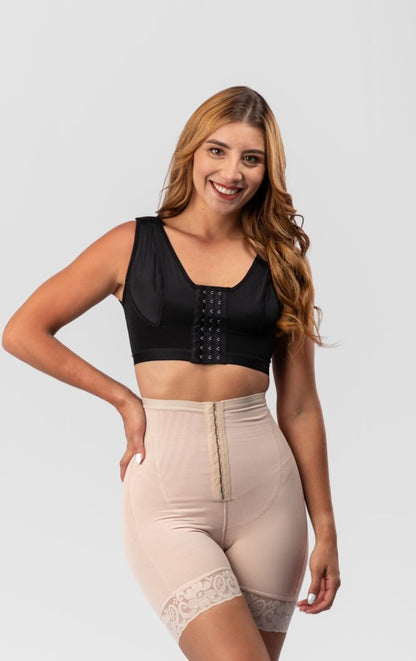 SHORT CON BROCHE TIRO ALTO