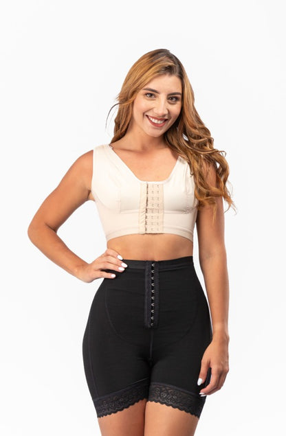 SHORT CON BROCHE TIRO ALTO